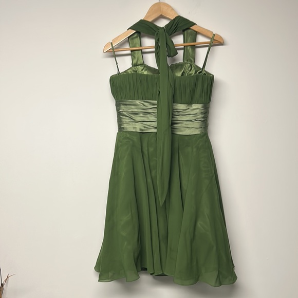 Chic Green Midi Dress with Elegant Silhouette - Picture 3 of 4